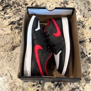 Air Jordan 1 Low (GS) Black /Fire Red-White